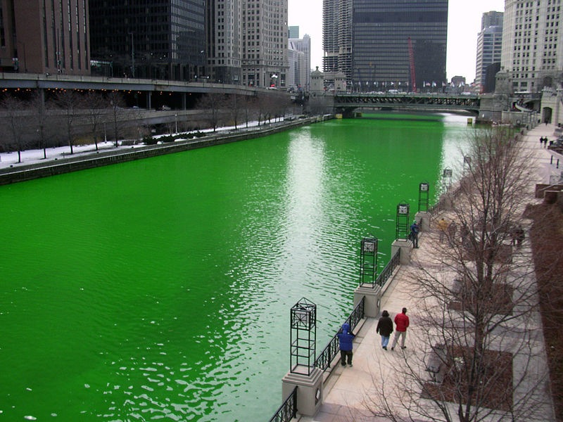 800px-Chicago_River_dyed_green,_focus_on_river copy